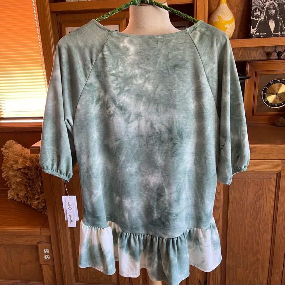 NWT Thyme + Honey Tie-Dye Peplum Ruffle Hem Short Sleeve Raglan Top Sage - Picture 2 of 12